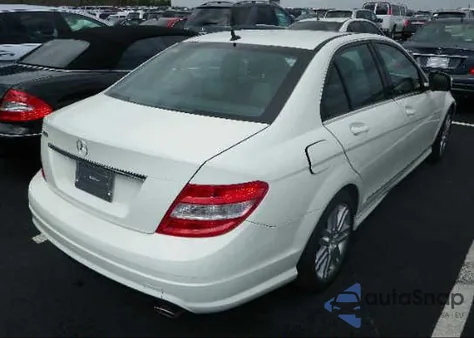 2009 Mercedes-Benz C300 z USA, uszkodzony, nr VIN WDDGF54X69R061899